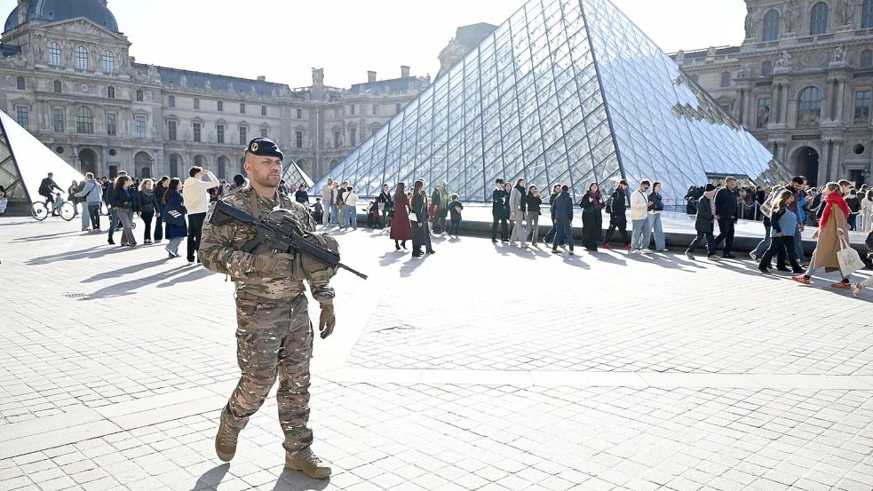 Frankreichs Kulturministerin sagt noch in diesem Jahr neue Sicherheitsmaßnahmen für das Louvre-Museum zu. (Archivbild) Foto: Emma Da Silva/AP/dpa