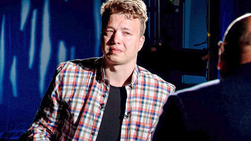 Der belarussische Blogger Roman Protassewitsch soll schon bei seiner Festnahme in einem in Minsk zur Landung gezwungenen Flugzeug für den Geheimdienst seiner Heimat gearbeitet haben. (Archivbild) Foto: -/ONT Channel/AP/dpa