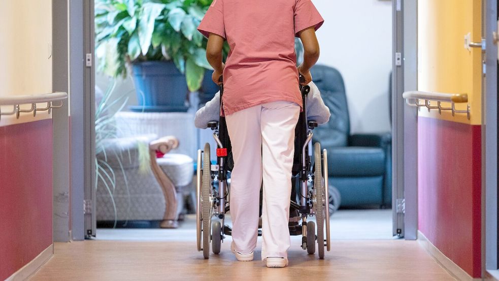 Die Arbeit in der Pflege soll auch mit höheren Löhnen attraktiver werden. (Archivbild) Foto: Marijan Murat