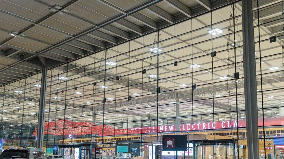 Der Flugverkehr wurde nach der Sichtung für knapp zwei Stunden eingestellt. Foto: Carsten Koall/dpa