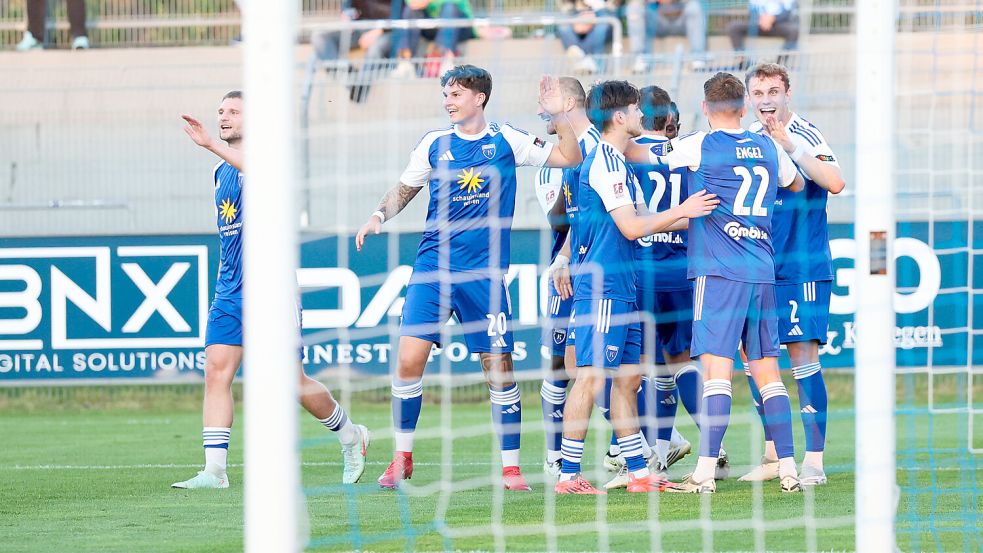 Die Regionalliga-Fußballer von Kickers Emden wollen auch am Samstag im Heimspiel gegen Altona 93 jubeln. Foto: Jens Doden/Emden