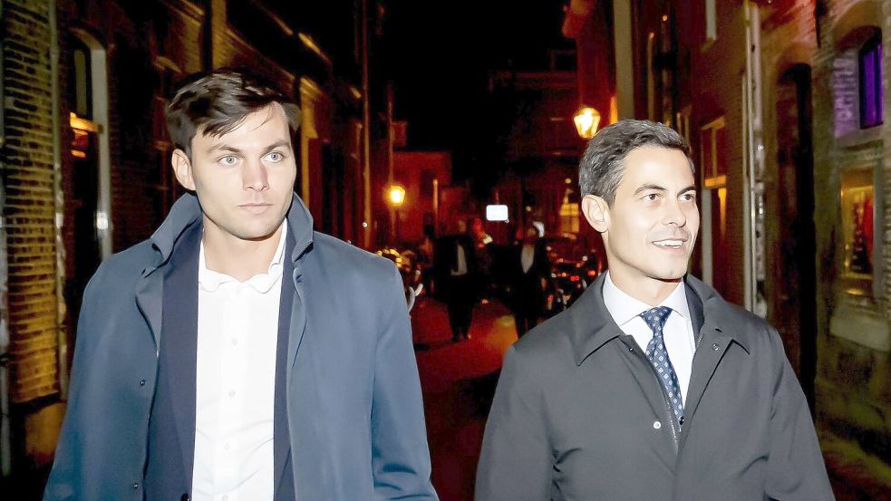 Rob Jetten (r), Vorsitzender der Partei D66, trat am Wahlabend mit seinem Verlobten Nicolás Keenan auf. Foto: Robin Utrecht