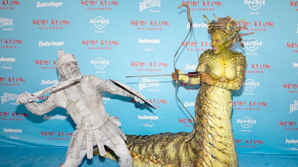Klum erscheint als Medusa, ihr Mann als versteinerter griechischer Soldat. Foto: CJ Rivera/Invision/dpa