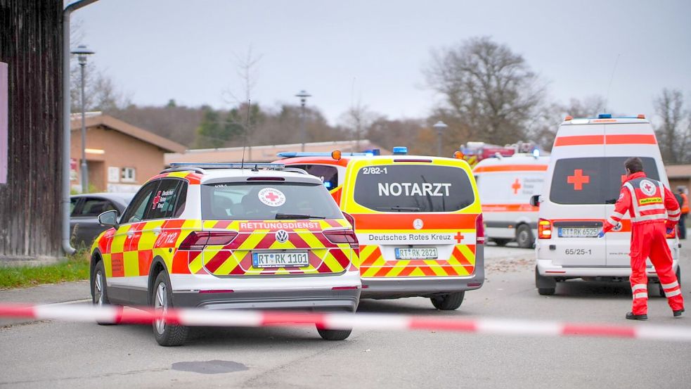 Mehrere Rettungskräfte eilten zu dem Unfallort. Foto: Enrique Kaczor/onw-images/dpa
