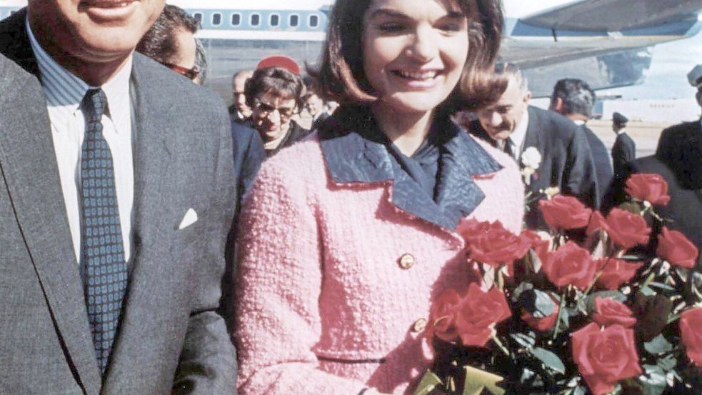 US-Präsident John F. Kennedy und seine Frau Jackie am Tag des tödlichen Attentats: Jackie Kennedy trägt ihr rosafarbenes Kostüm, das sie später trotz zahlreicher Flecken vom Blut ihres Mannes nicht auszog. Foto: IMAGO / Bridgeman Images