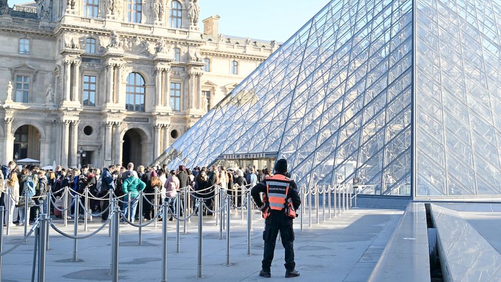 Sieben Menschen wurden nach dem Einbruch im Louvre zwischenzeitlich festgenommen. (Archivbild) Foto: Emma Da Silva/AP/dpa