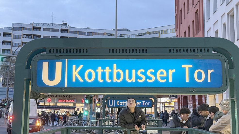 Am Berliner Bahnhof Kottbusser Tor prallen viele Probleme aufeinander. Foto: Tobias Schmidt