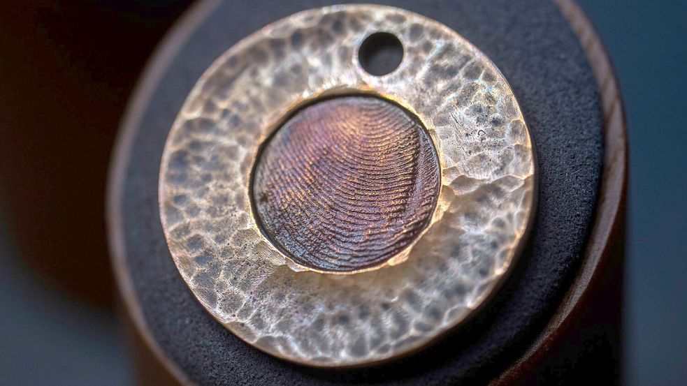 Öfter nachgefragt werden Schmuckstücke mit dem Fingerabdruck des Verstorbenen. (Archivbild) Foto: Harald Tittel