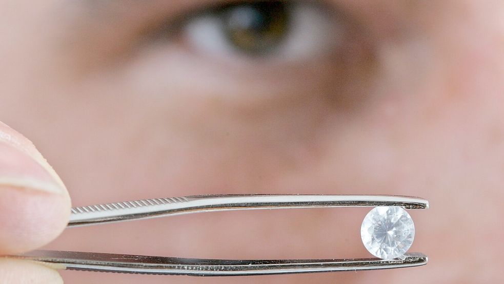 In zwei Bundesländern ist es erlaubt, einen Teil der Totenasche zu einem Diamanten zu verarbeiten. (Archivbild) Foto: picture alliance / dpa