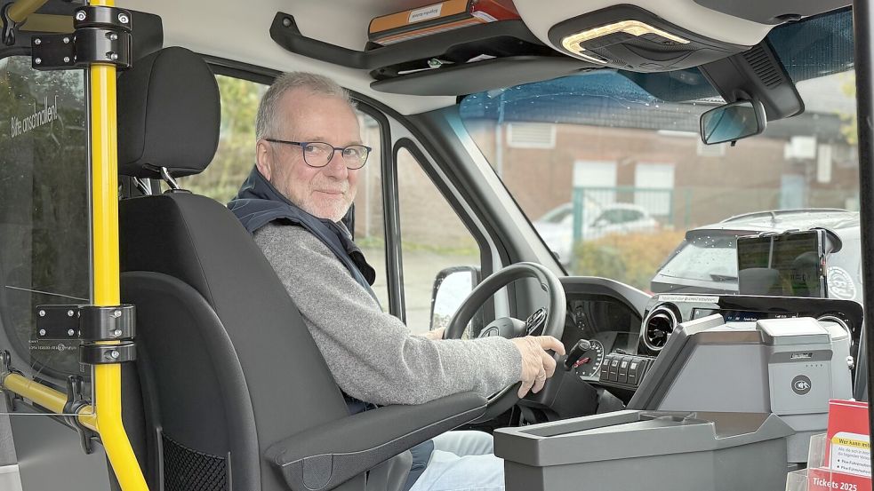 Am Steuer: Johann Kühme, ehemaliger Präsident der Polizeidirektion Oldenburg, fährt ehrenamtlich Bürgerbus im Landkreis Ammerland. Foto: Karsten Krogmann