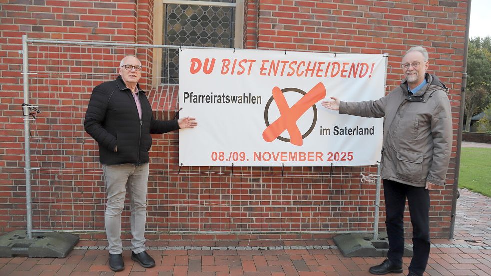 Georg Pugge und Pastor Ludger Fischer hoffen auf eine hohe Wahlbeteiligung.