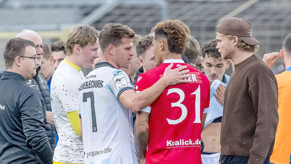 Nach dem Eklat gab es viele aufmunternde Worte für den Cottbuser Justin Butler. Foto: Heike Feiner/Eibner Pressefoto/d