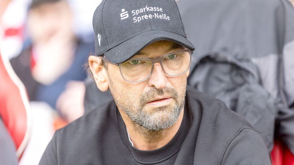 Fand deutliche Worte zum Rassismusvorfall in München: Energie-Trainer Claus-Dieter Wollitz. (Archivbild) Foto: Frank Hammerschmidt