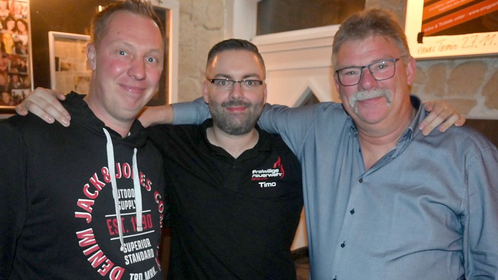 Zu seinem Jubiläumsfest hatte die Freiwillige Feuerwehr Rhaude auch etliche Abordnungen von Rhauderfehner Feuerwehren eingeladen. Auf dem Foto sind gleich drei Ortsbrandmeister zu sehen (von links): Pascal Bögemann (Ortsbrandmeister Burlage), Timo Fecht (Ortsbrandmeister Rhaude) und Alfred Willms (Ortsbrandmeister Klostermoor). Foto: Holger Weers