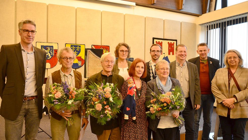 Bürgermeister Hendrik Schulz zeichnete Gerd Kaja (Zweite von links), Peter Mestmacher, Petra Hölzemann-Brands und Hanna Janshen mit der Kulturmedaille aus. Foto: Hannah Lehmann