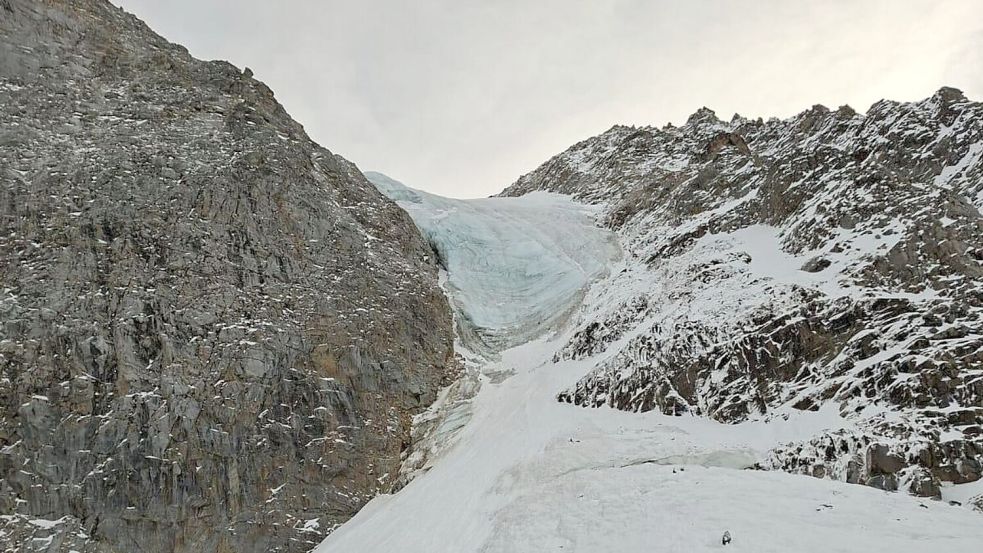 Die Urlauber wurden beim Aufstieg zur mehr als 3.500 Meter hohen Vertainspitze von der Schneelawine erfasst. Foto: -/italienische Bergrettung/dpa