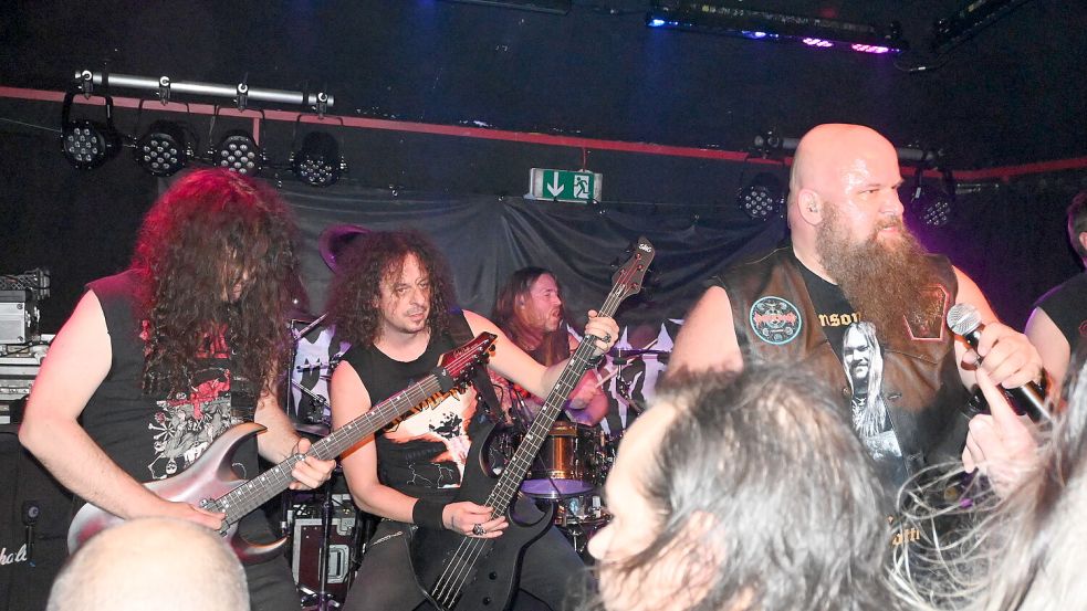 Die von der Ostfriesischen Insel Spiekeroog stammende Band „Tempel of Dread“ versetzte die Menschenmenge im Jugend- und Kulturzentrum Rhauderfehn in Ekstase. Foto: Holger Weers