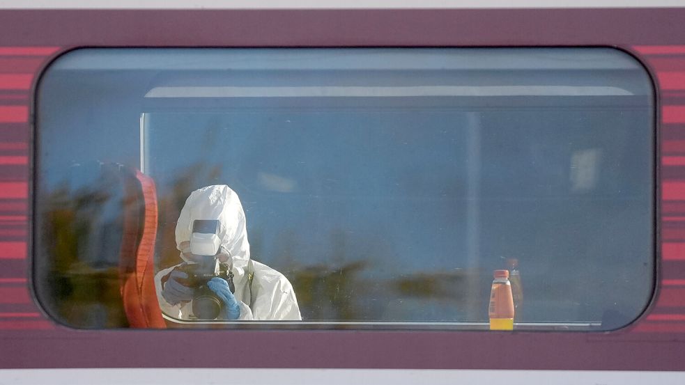 Ein forensischer Ermittler fotografiert den Tatort auf dem Bahnsteig des Bahnhofs Huntingdon. Foto: dpa/PA Wire