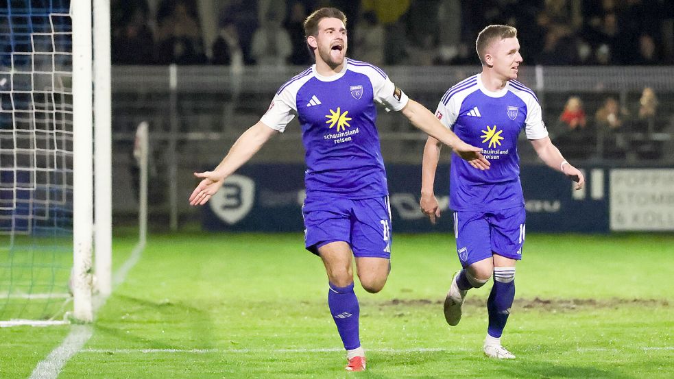 Tido Steffens (links) traf doppelt und war an zwei weiteren Treffern beteiligt. Foto: Jens Doden/ Emden