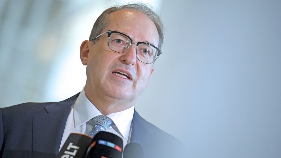 Innenminister Alexander Dobrindt warnt vor einer abstrakten Terrorgefahr. (Archivbild) Foto: Helena Dolderer