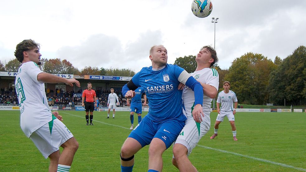 GW Mühlen hatte sich sehr gut auf das starke Papenburger Mittelfeld und auch Torjäger Ole Eucken (Mitte) eingestellt. Foto: Marco Reemts