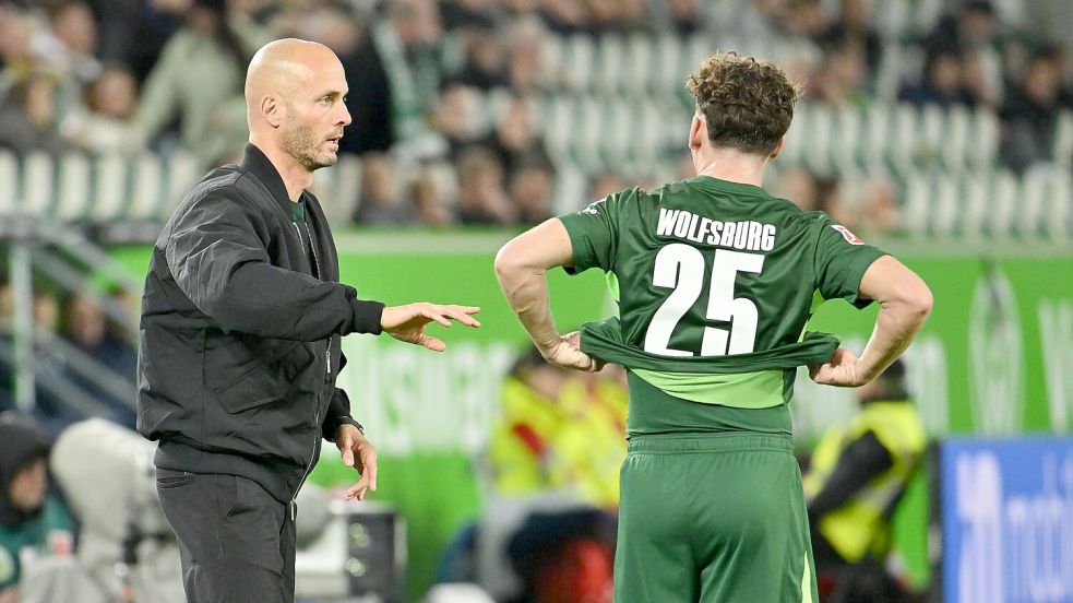 Wolfsburgs Trainer Paul Simonis konnte mit seinem Team erneut nicht daheim gewinnen. Foto: Swen Pförtner