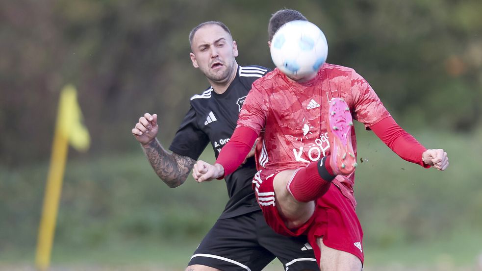 Der FC Loquard (schwarzes Trikot) behielt gegen Norderney den Durchblick. Foto: Doden/Emden