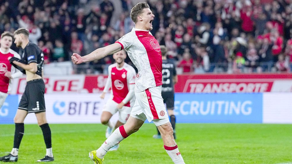 Marek Janssen rennt nach seinem Treffer jubelnd in Richtung Fankurve. Foto: Imago