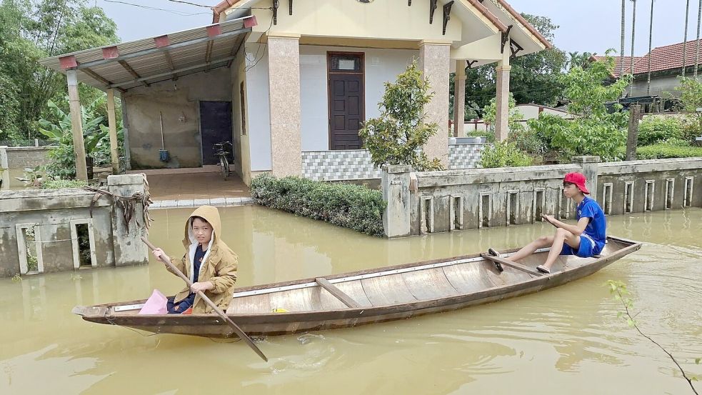 Seit einer Woche kämpfen Menschen in Vietnam mit schweren Überschwemmungen. (Archiv) Foto: Mai Huy·n Trang/VNA/AP/dpa