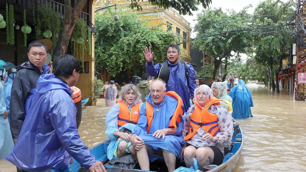 Die Überschwemmungen haben auch touristisch gefragte Orte erfasst. (Archiv) Foto: Phan Anh Dung/VNA via AP/dpa