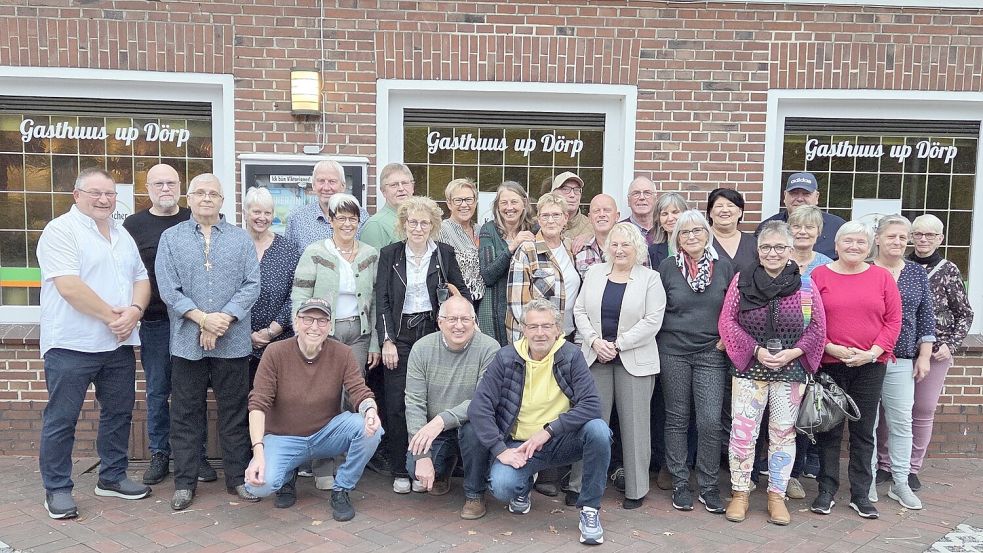 Die ehemaligen Schülerinnen und Schüler des Einschulungsjahrgangs 1970 der Grundschule Völlenerfehn beim Wiedersehen in Flachsmeer. Foto: privat