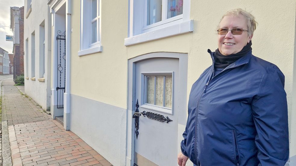 Von Passanten wird Elisabeth Röttger oft auf ihre Mini-Tür angesprochen. Sie führt in den Keller. Foto: Tatjana Gettkowski