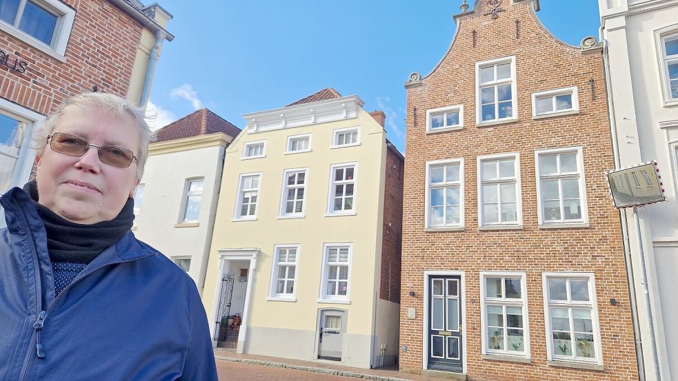 In dem gelben Gebäude (links) wohnt Elisabeth Röttger. Das historische Gebäude rechts, das der jüdische Kaufmann Heinrich de Jonge Mitte des 19. Jahrhunderts bauen ließ, wurde 2016 von der Familie Prahm aus Leer saniert. Foto: Tatjana Gettkowski