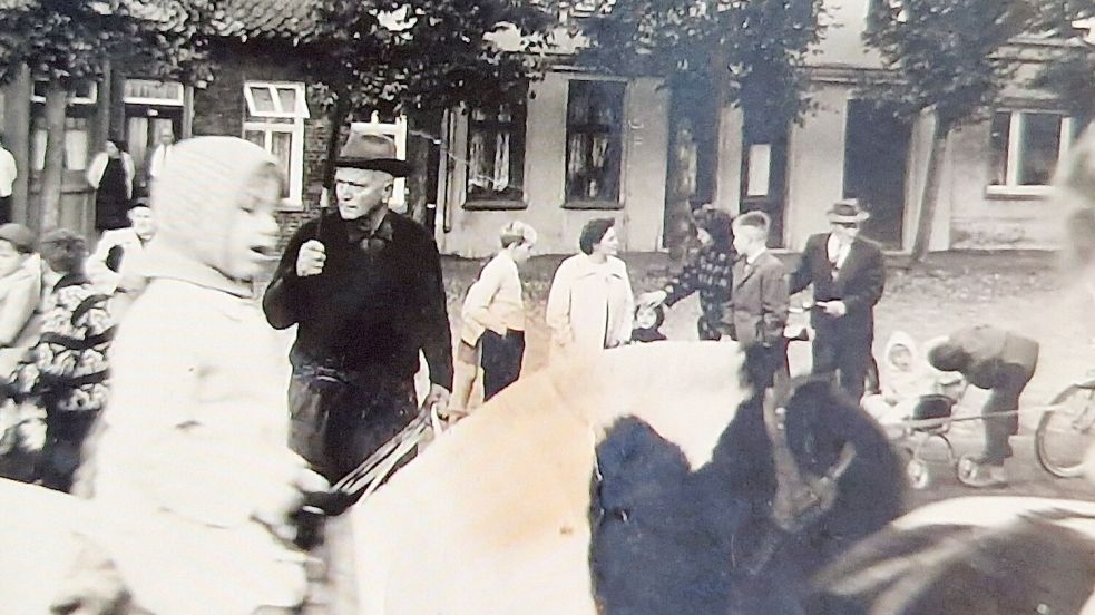 Das Bild aus den 1960er Jahren zeigt Elisabeth Röttger beim Ponyreiten am Hafen. „Das war für uns Kinder ein Highlight“, sagt sie. Foto: Privat