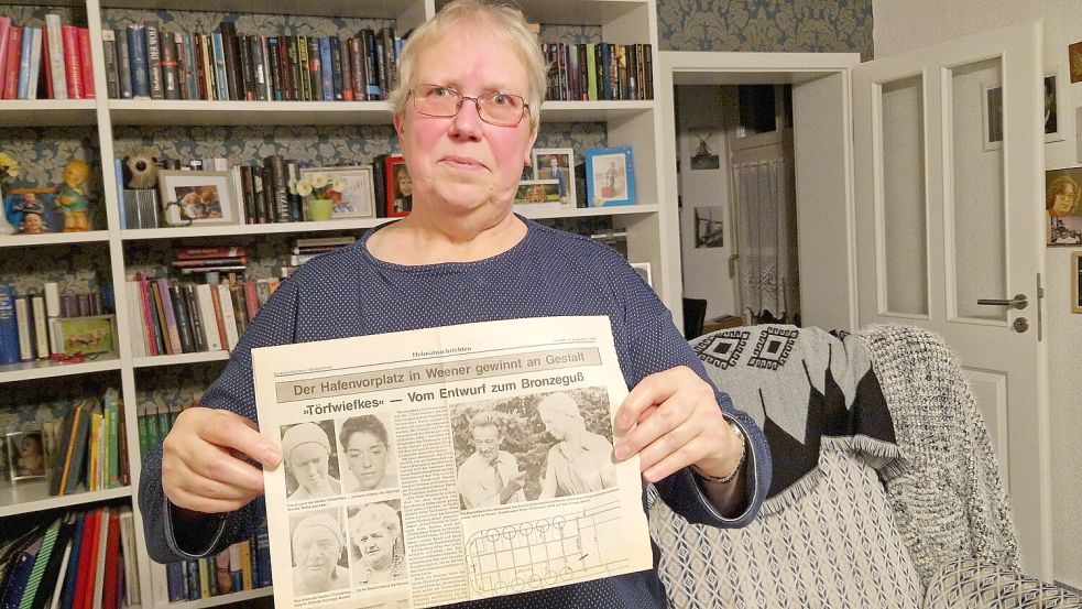 Viele Zeitungsartikel, wie der über die menschlichen Vorbilder der Törfwieven des Bildhauers Ludwig Böke, der die Figuren am Hafenkopf gestaltet hat, hat Elisabeth Röttger aufbewahrt. Foto: Tatjana Gettkowski