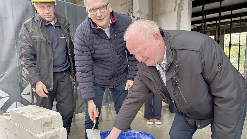 Auch Bürgermeister Uwe Sap (Mitte) packte bei der Grundsteinlegung mit an. Foto: Oliver Bär