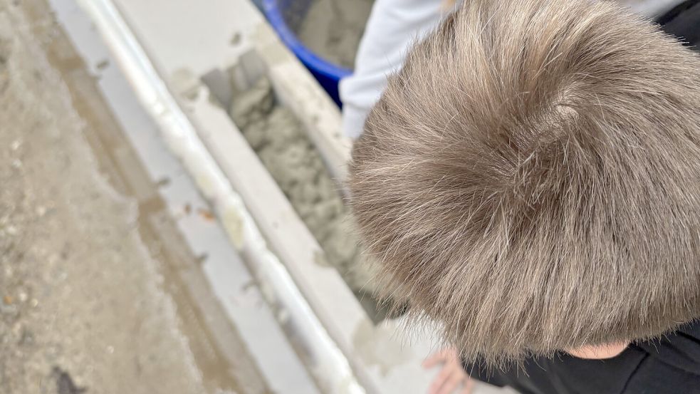 Auch Grundschüler halfen beim Einmauern der Zeitkapsel. Foto: Oliver Bär