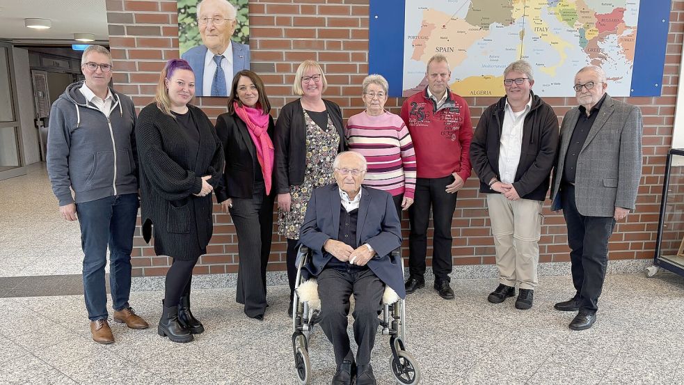 Der erweiterte Vorstand der neuen Albrecht-Weinberg-Gesellschaft mit (von links) Pastor Frerich Dreesch-Rosendahl (Beirat), Lehrerin Wiebke Rademacher (Schatzmeisterin), Lehrerin Anke Chudzinski-Schubert (stellvertretende Vorsitzende), Schulleiterin Ulrike Janssen (Vorsitzende), Gerda Dänekas (Beisitzerin), Rhauderfehns Bürgermeister Geert Müller (Schriftführer), Diakon Jürgen Scholz (Beisitzer) und dem früheren Rhauderfehner Gemeindedirektor Jörg Furch (Beisitzer). Mit auf dem Bild ist der 100 Jahre alte Holocaust-Überlebende Albrecht Weinberg, der Ehrenmitglied der Gesellschaft ist. Foto: Carsten Ammermann