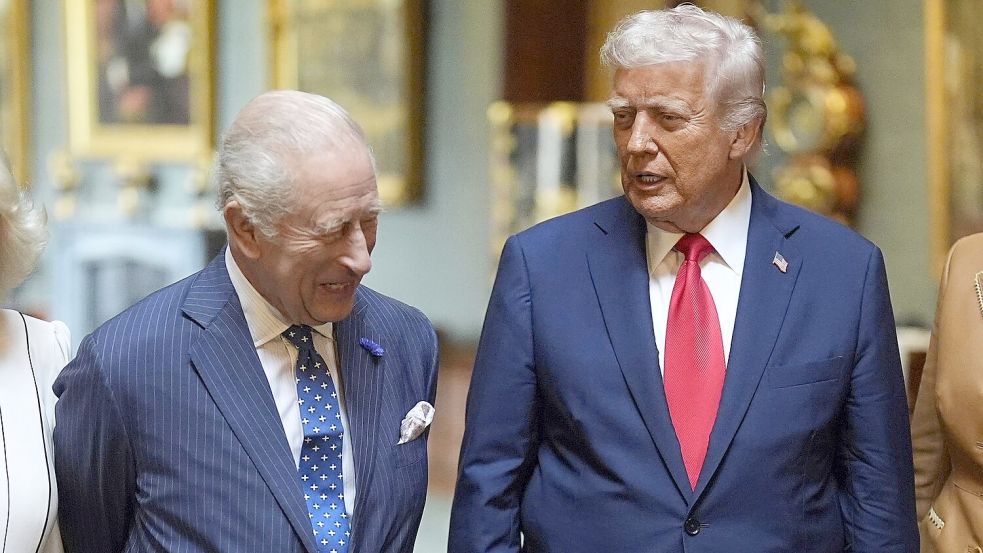 Trump (r.) ist eine enge Beziehung zum britischen König wichtig. Foto: Aaron Chown/PA Pool/AP/dpa