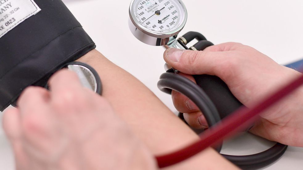 Hoher Blutdruck? Die Arbeitgebervorschläge zur Kostensenkung im Gesundheitswesen stoßen auf Kritik. Foto: IMAGO/Beautiful Sports/Märkl