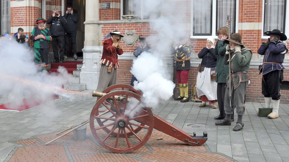 Mit einem ordentlichen Knall fiel um zehn Uhr der Startschuss zum Adrillenmarkt in Winschoten. Foto: Bodo Wolters