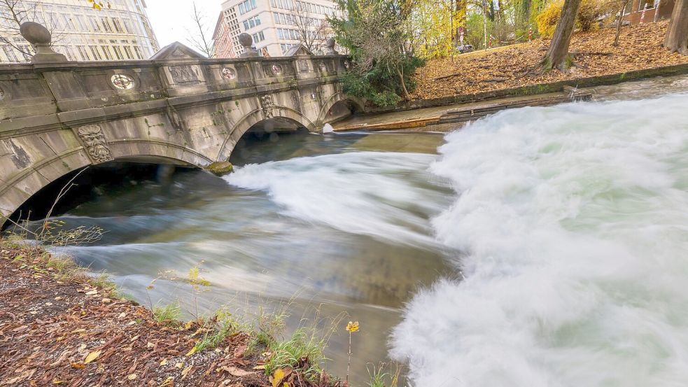 Die berühmte Eisbachwelle in München baut sich nicht mehr auf. Surfen ist dort zurzeit unmöglich. Foto: Peter Kneffel/dpa