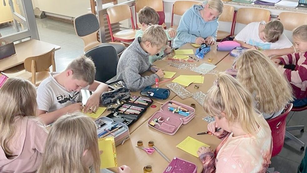 Kinder der Grundschule Langholt Klasse 4c bastelten Mutkarten und fertigten Armbänder für an Krebs erkrankte Kinder. Foto: privat