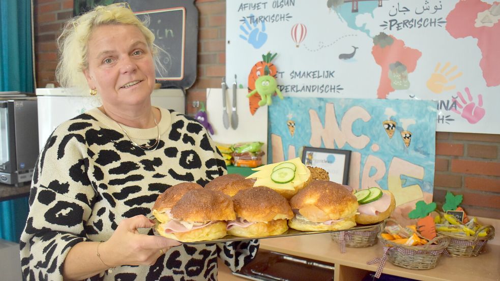 Hester Siderkiewicz betreibt seit 20 Jahren den Kiosk an der Schule am Osterfehn in Ostrhauderfehn. Fotos: Henrik Zein