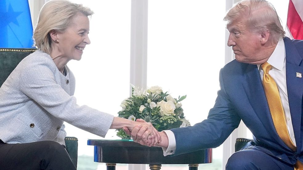 Beim Abschluss des Abkommens in Schottland strahlte EU-Kommissionspräsidentin Ursula von der Leyen. (Archivbild) Foto: Jacquelyn Martin/AP/dpa