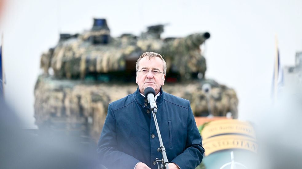 Als einziges Mitglied im Kabinett Scholz schaffte es Verteidigungsminister Boris Pistorius (SPD) auch ins Kabinett Merz. (Archivbild) Foto: Sebastian Christoph Gollnow/dpa