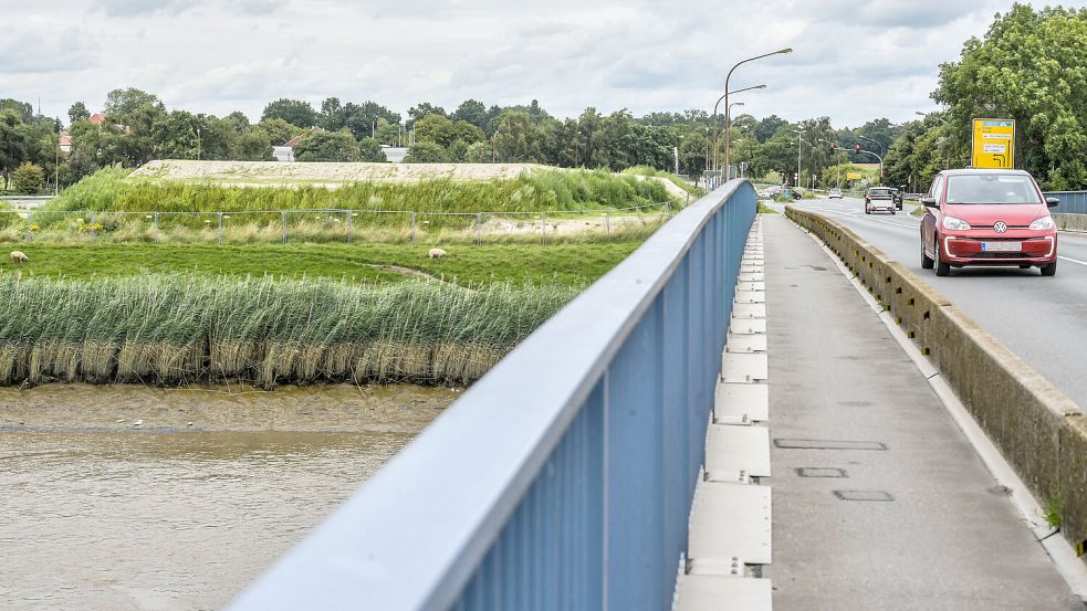 Auf der Ledabrücke gilt eine Gewichtsbeschränkung von 7,5 Tonnen. Foto: Klaus Ortgies/Archiv
