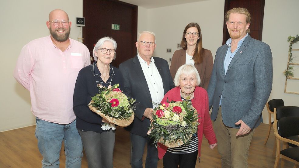 Ursula Weyland (2. von links) und Antonia Dimse (4. von links) wurden durch Caritas-Geschäftsführer Carsten Huslage (rechts) geehrt. Weiter auf dem Foto zu sehen sind (von links): Heimleiter Magnus Friedek, Johannes Geesen und Theresa Boekhoff. Foto: Hans Passmann
