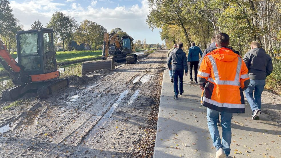Der Regen hat die Arbeiten an der Uferstraße erschwert. Foto: Lars Löschen