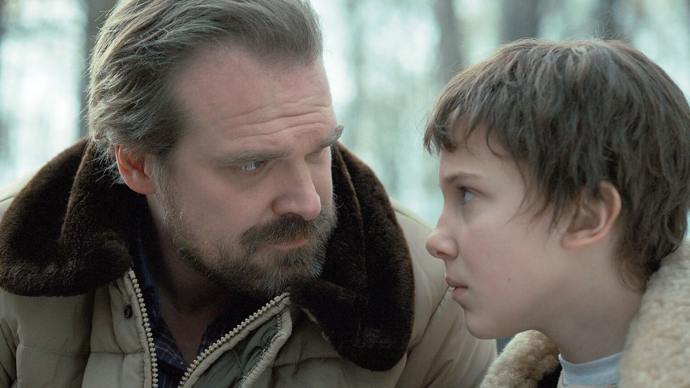 Die finale Staffel von „Stranger Things“ wird überschattet von Vorwürfen, die Millie Bobby Brown gegen David Harbour erheben soll. Foto: IMAGO/Netflix Courtesy Everett Collection
